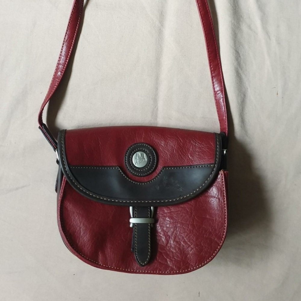 Elegant Red and Black Leather Shoulder Bag